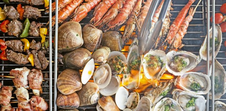 tiec-nuong-hai-san-tuoi-thit-o-bien-fresh-catch-seafood-meat-bbq-buffet-best-seafood-buffet-in-danang-so-diep-bach-tuoc-nuong-xien-nuong-tom-nuong-yummi-restaurant-azure-danang-restaurant-photography