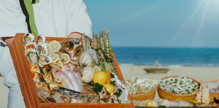 seafood-restaurant-in-vietnam-pullman-danang-beach-resort-buffet-beach-bbq-weekends