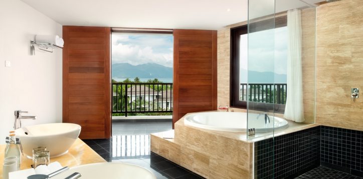 juniorsuite_bathroom-with-jacuzzi-space-and-view