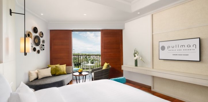 deluxebayview-king_bed-and-view_pullman-danang-beach-resort_5-star-hotel