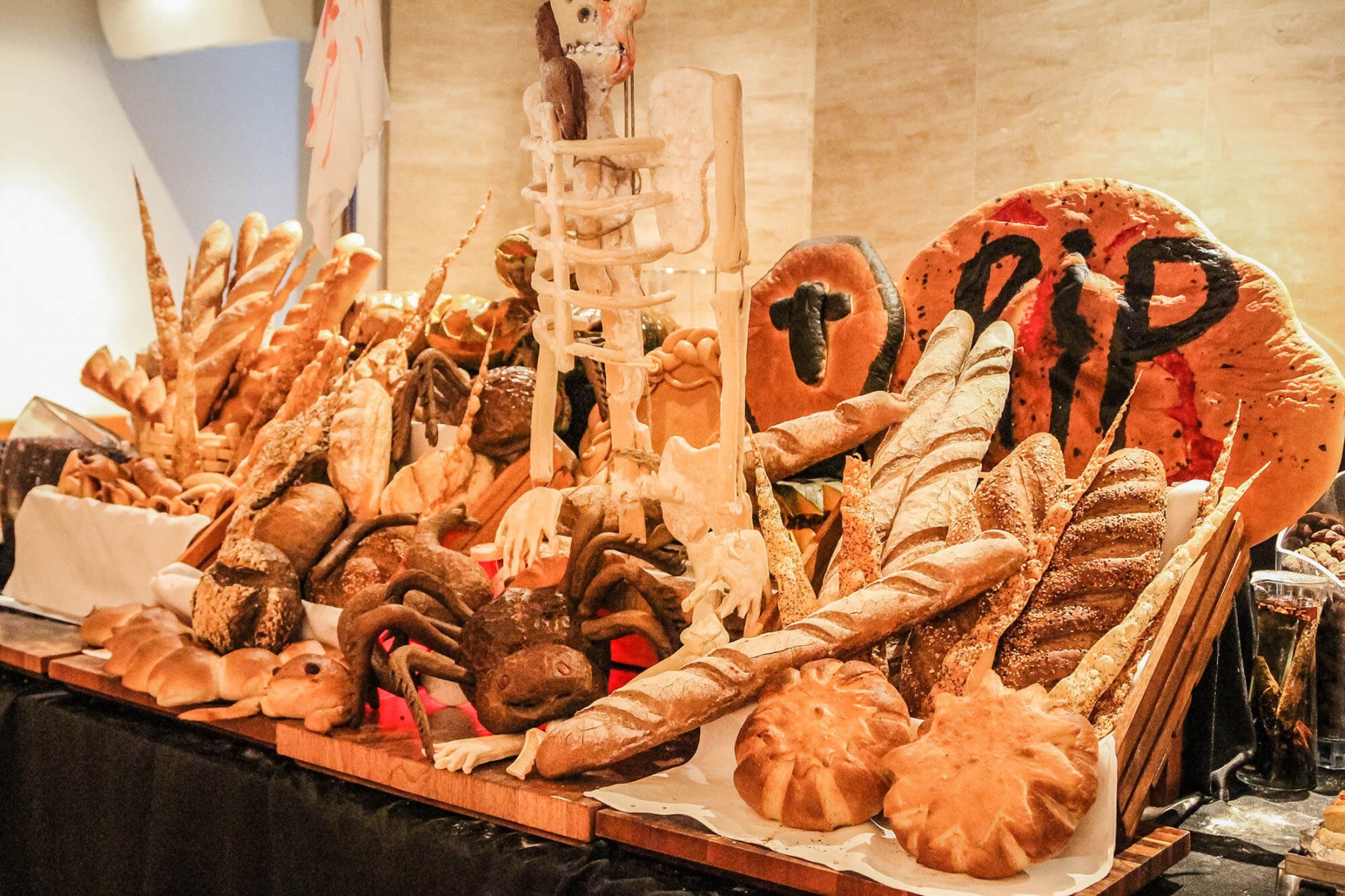 Pullman Danang Beach ResortのEpice Restaurantでハロウィンを準備する様子