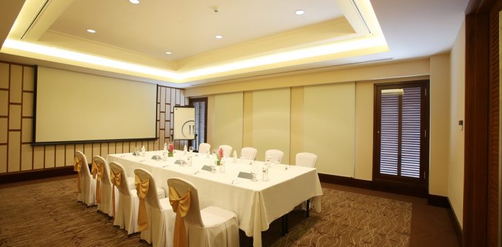 orchid-meeting-room-board-set-up