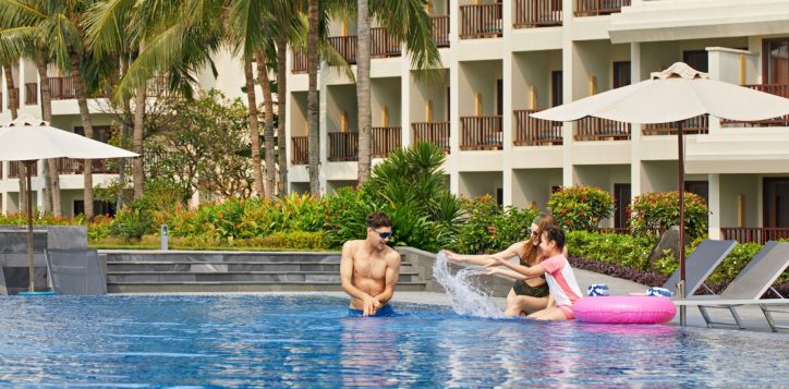 pool_family-lifestyle-3_pullman-danang-beach-resort_5-star-hotels_accor-hotels