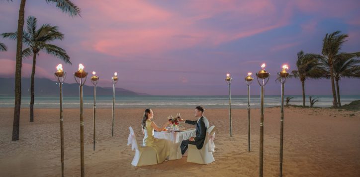 romantic-dinner-by-the-beach