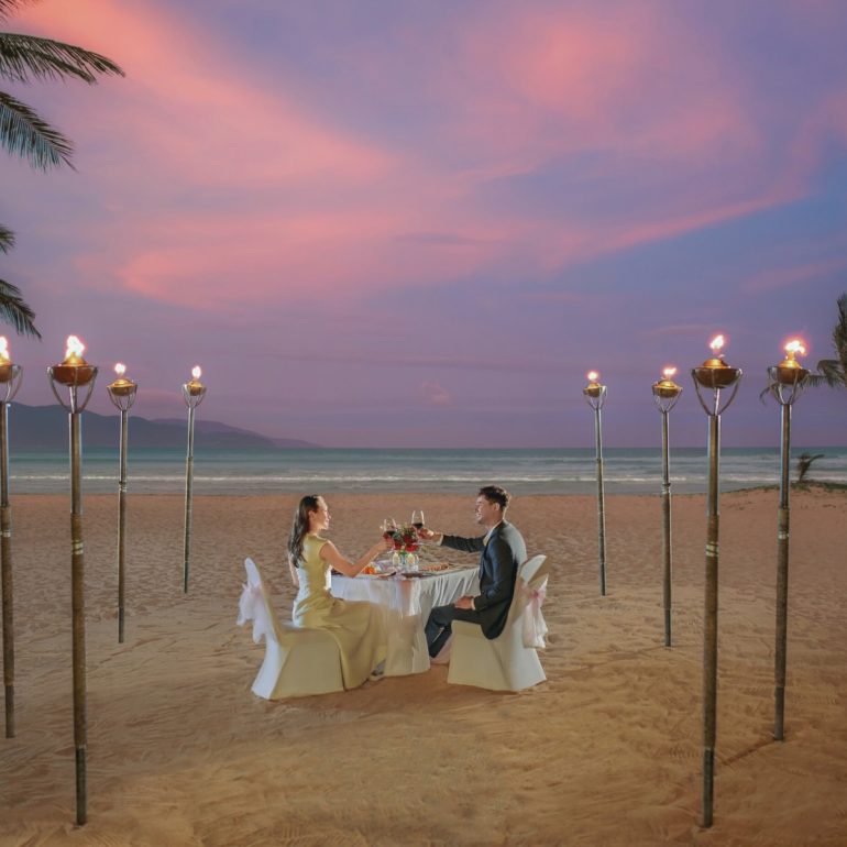 romantic-dinner-by-the-beach