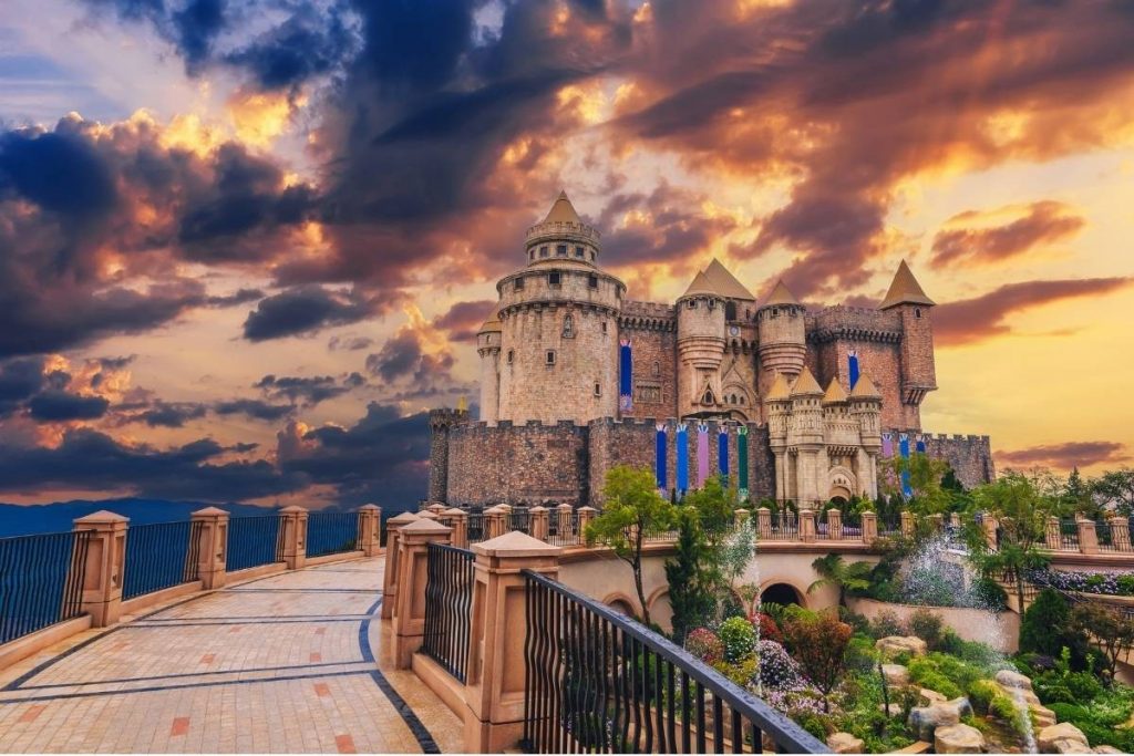 雲海に囲まれたバーナーヒルズのムーンキャッスル