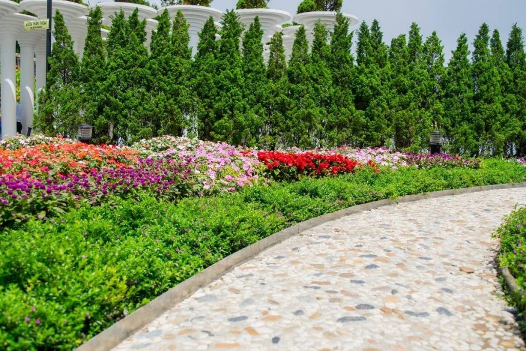 色とりどりの花が咲くバーナーヒルズのル・ジャルダン・ダムール