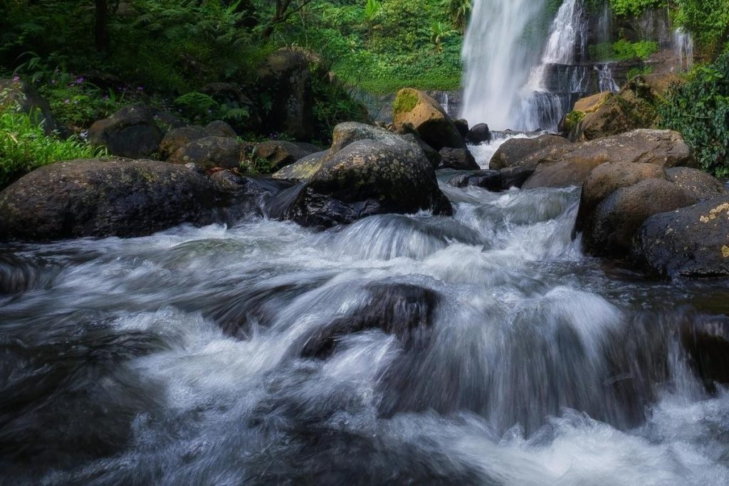 在Da Nang的Ba Do Phot Waterfall徒步