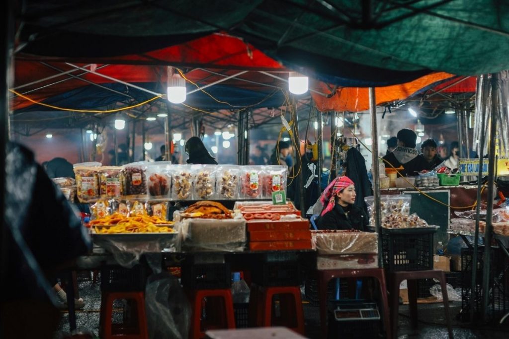 son tra night market in 30 april–1 may da nang itinerary