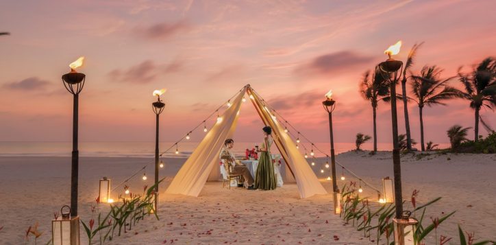 romantic-dinner-by-the-beach