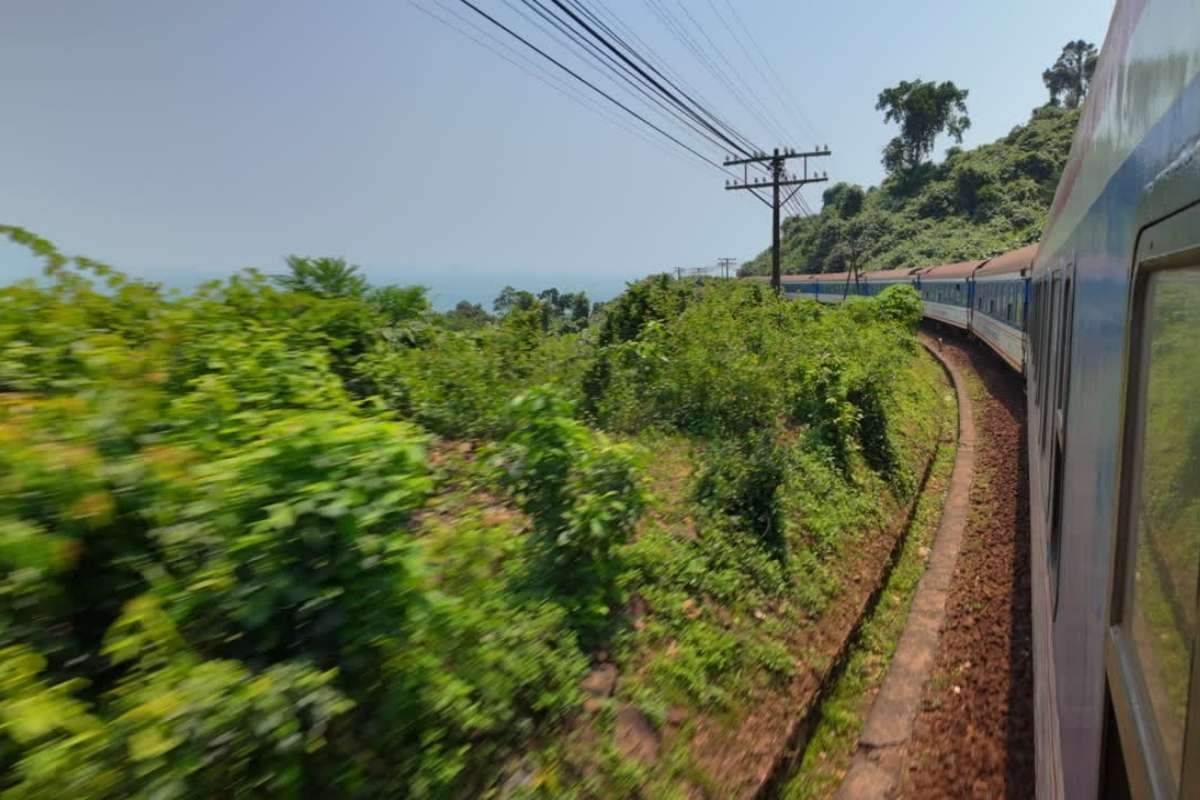 Đi tàu qua đèo Hải Vân