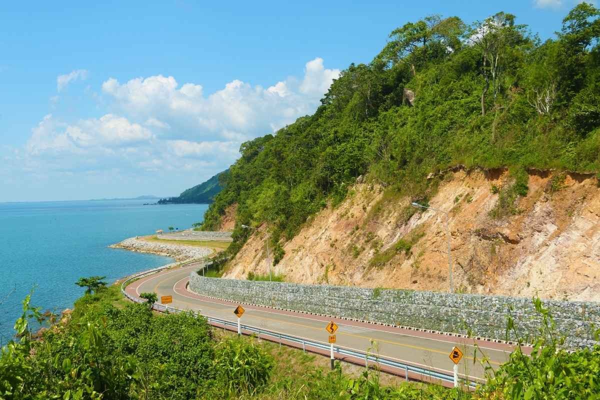 Khúc cua đèo Hải Vân