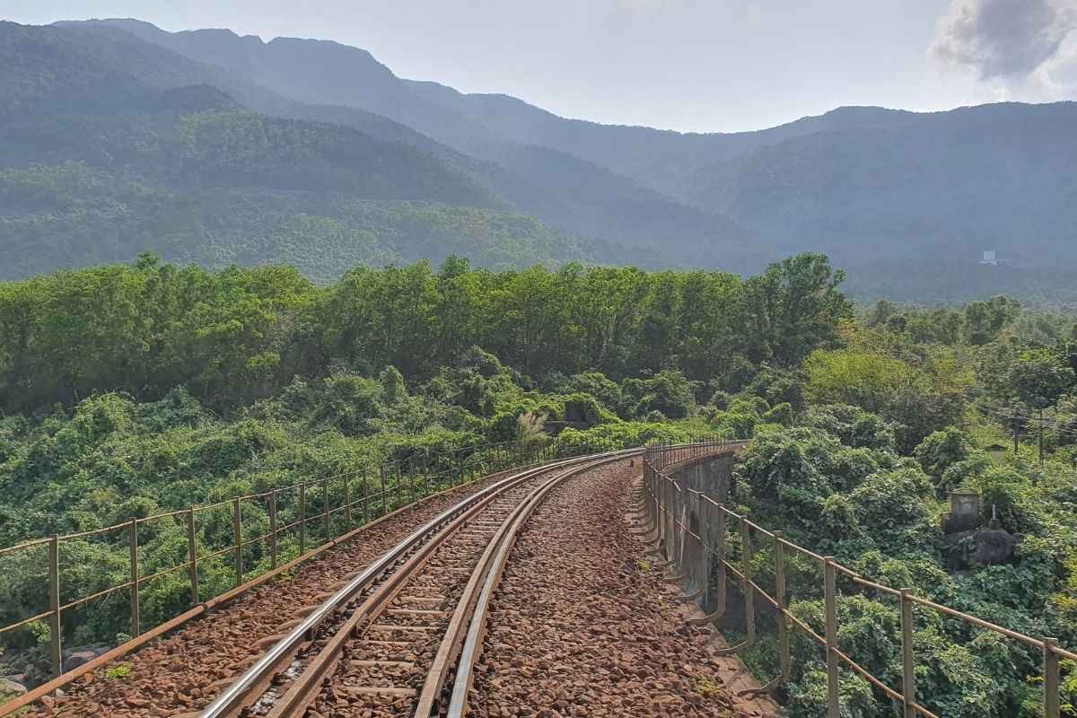 Đường ray trên đèo Hải Vân