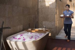outdoor bathtub