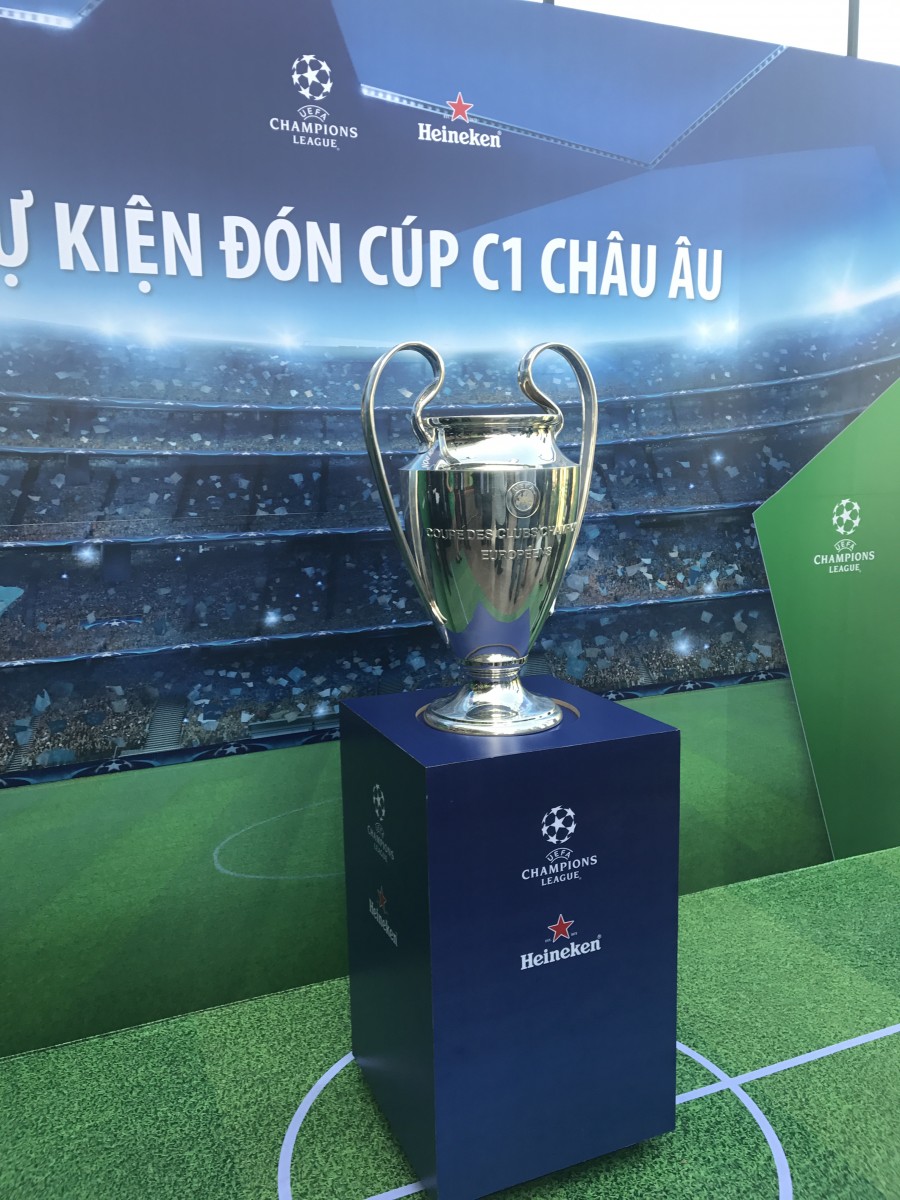 ronaldinho-brought-uefa-champions-league-trophy-to-social-club-saigon