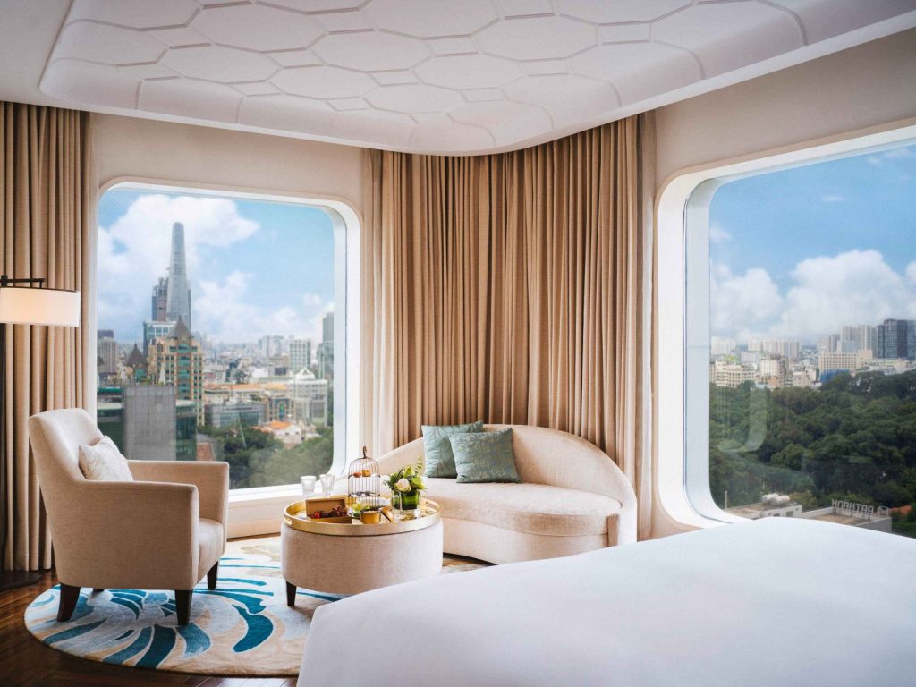 Elegant suite with a king size bed and city views