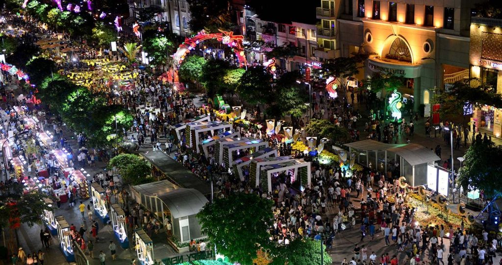 NGuyen Hue Walking Street by night