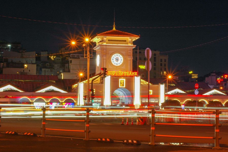 ben thanh market at night