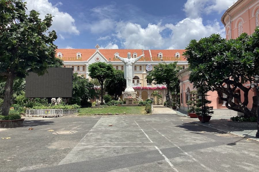 what to wear in tan dinh church