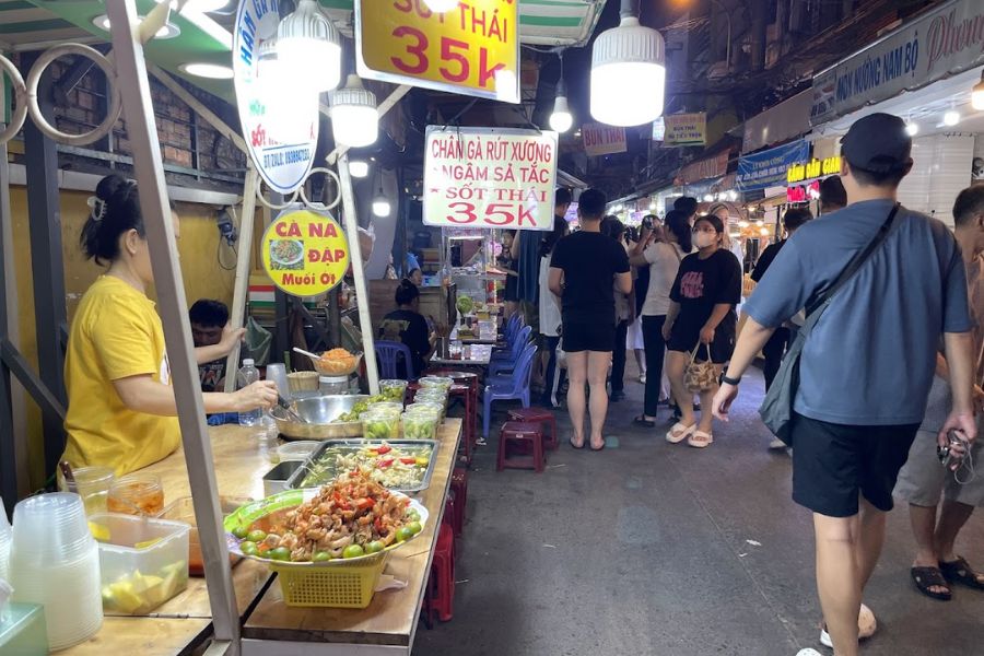 experience ho thi ky flower market at night