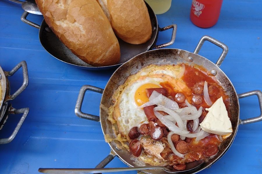 banh mi chao bue due