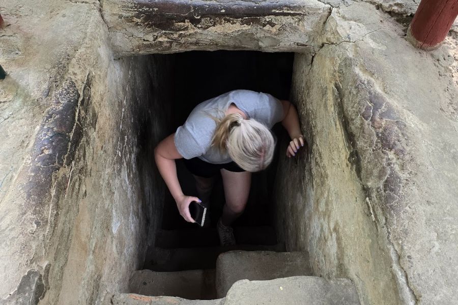 pathway goes down ben dinh tunnels