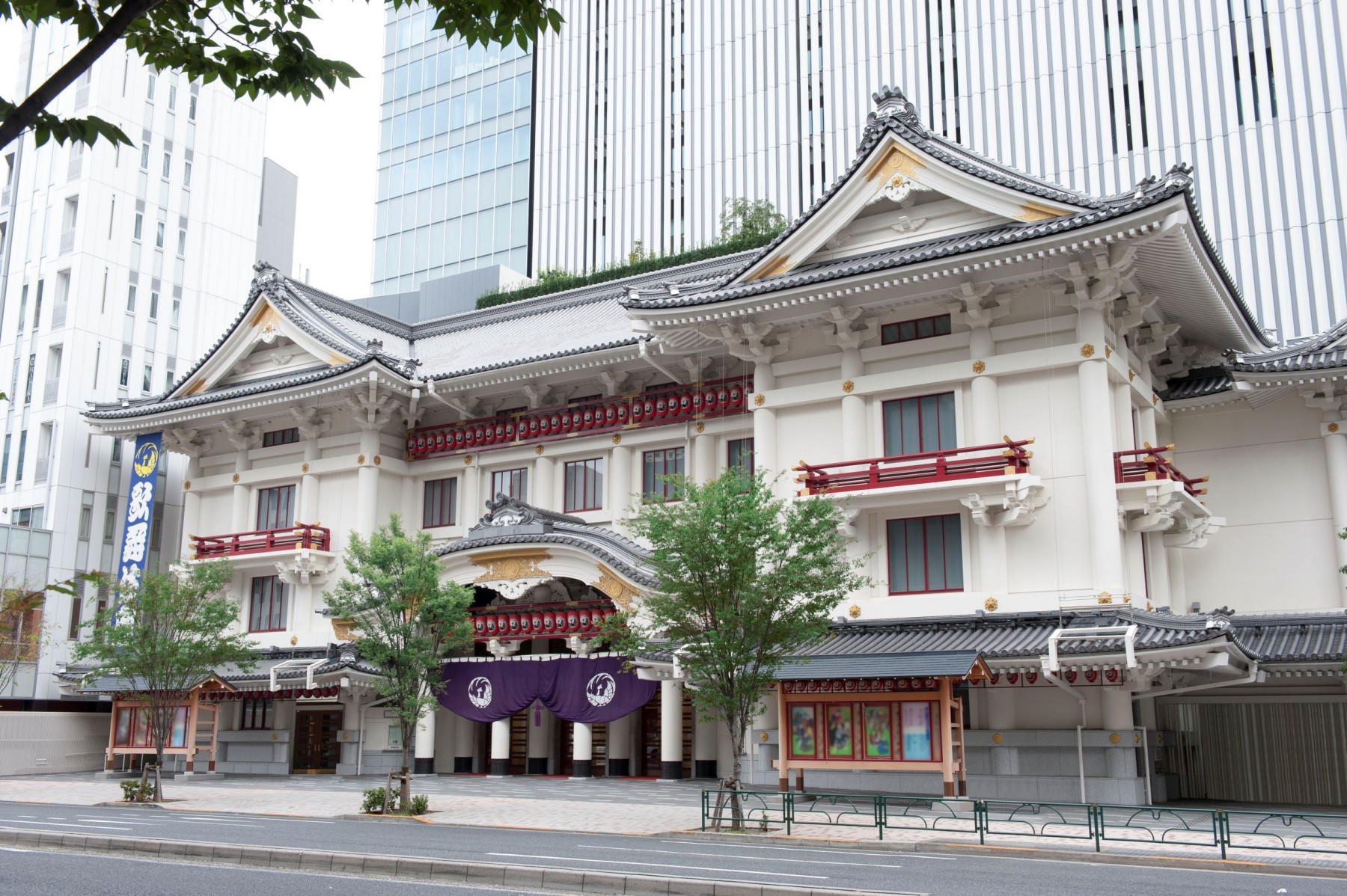 Around the Hotel Kabuki-za